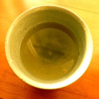 ❤・・❤です～♪薄緑の抹茶椀なんだけど、全体に色が分からなくなって、ゴメンナサイ、、、でも、疲れが取れる美味しい１杯↑芽茶なので、茶葉も沈んでて笑えますがw